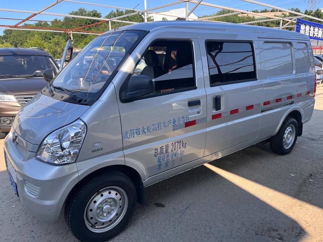 五菱荣光加长面包车报价七座/五菱荣光7座面包车价格表